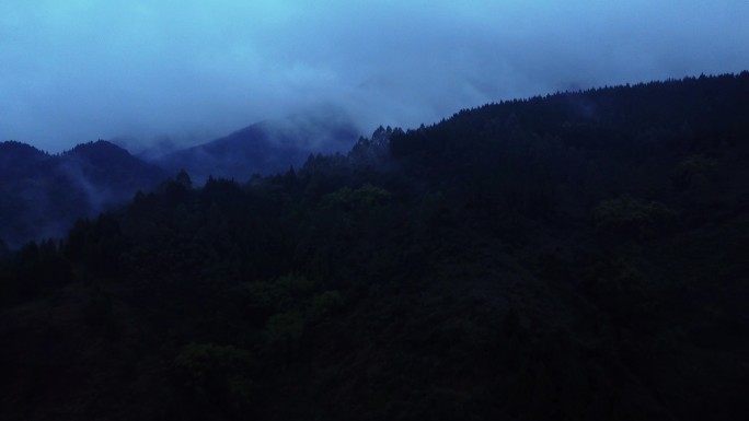 清晨阴暗山脉雨天山峰山脉气候自然山川