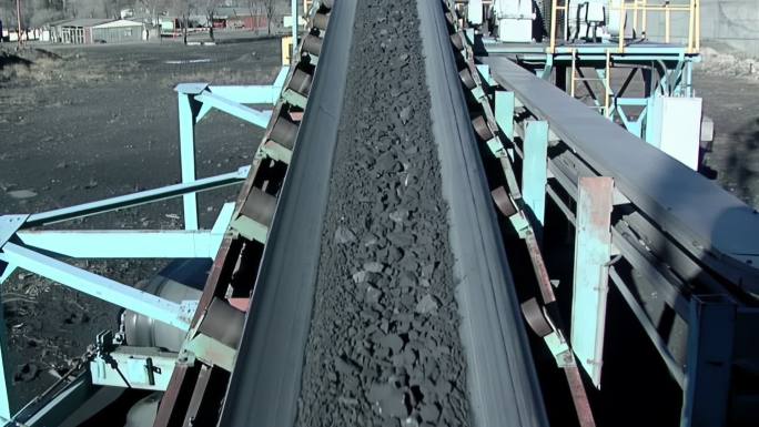 煤矿的煤炭输送带。
