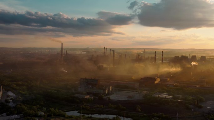 工业区的管道和烟雾，空气污染
