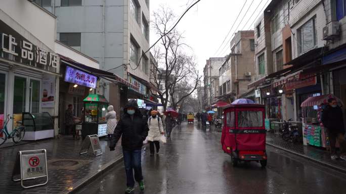 西安老城区街道下雨天阴天