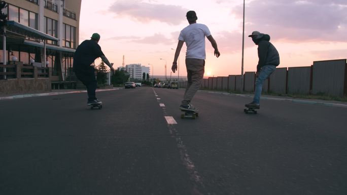 一群年轻人清晨在路上滑板