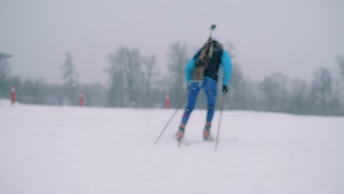 雪地上有一位女子滑雪运动员