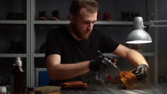 鞋匠在修鞋店修鞋和修复鞋子的过程。