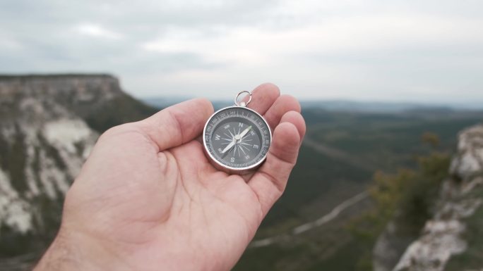 旅行者在山上用指南针寻找方向