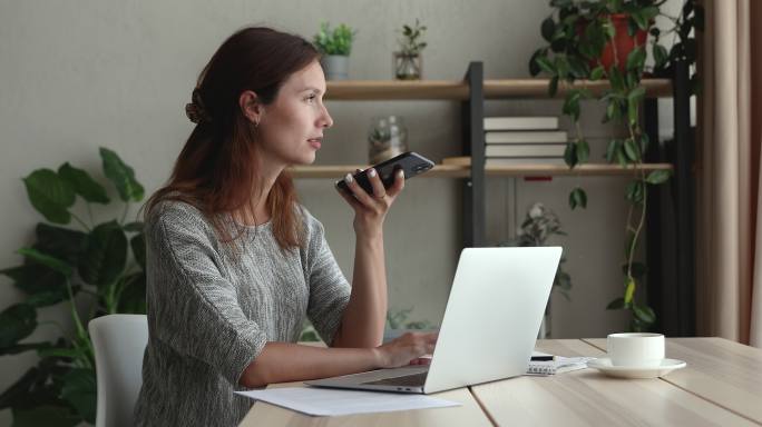女商人使用智能手机与同事通话