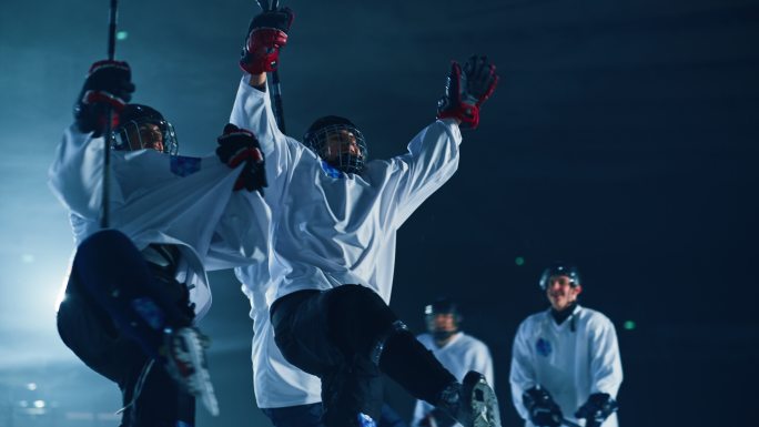 冰球队庆祝胜利冬奥项目冰上运动曲棍球冰球