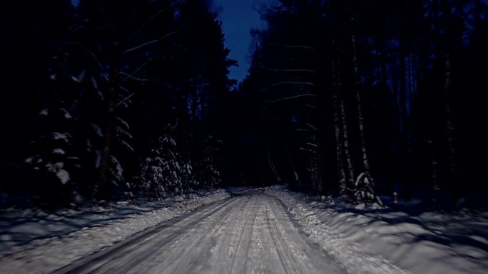 穿越森林冬夜之路