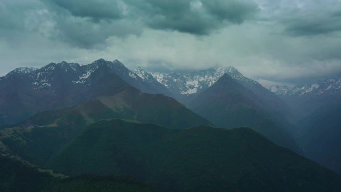 高加索山脉鸟瞰图高海拔高原乌云密布雪山阴