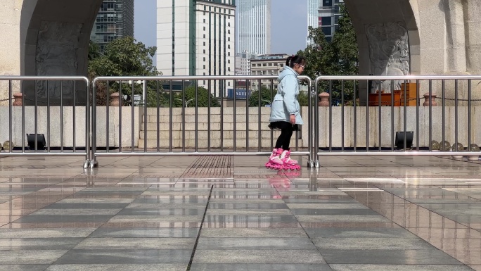 南宁五象广场上滑旱冰的小女孩