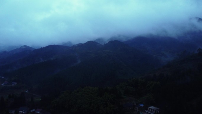 清晨阴暗山脉雨天山峰山脉气候季节