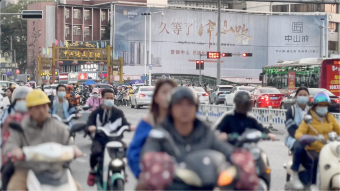 南宁市中心中山路七叉路口电动车大军