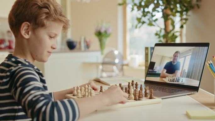 聪明的小男孩和他的象棋大师下棋