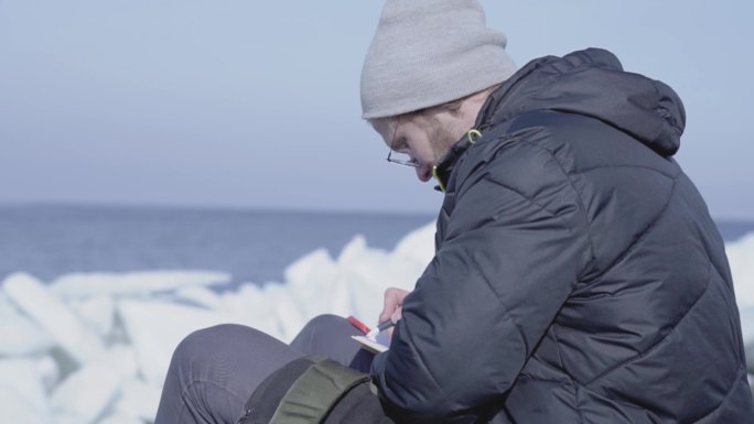 冰川极地探险家徒步旅行冰天雪地寒冰