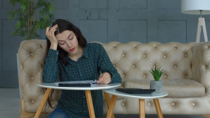 女人在家里计算账单和开支