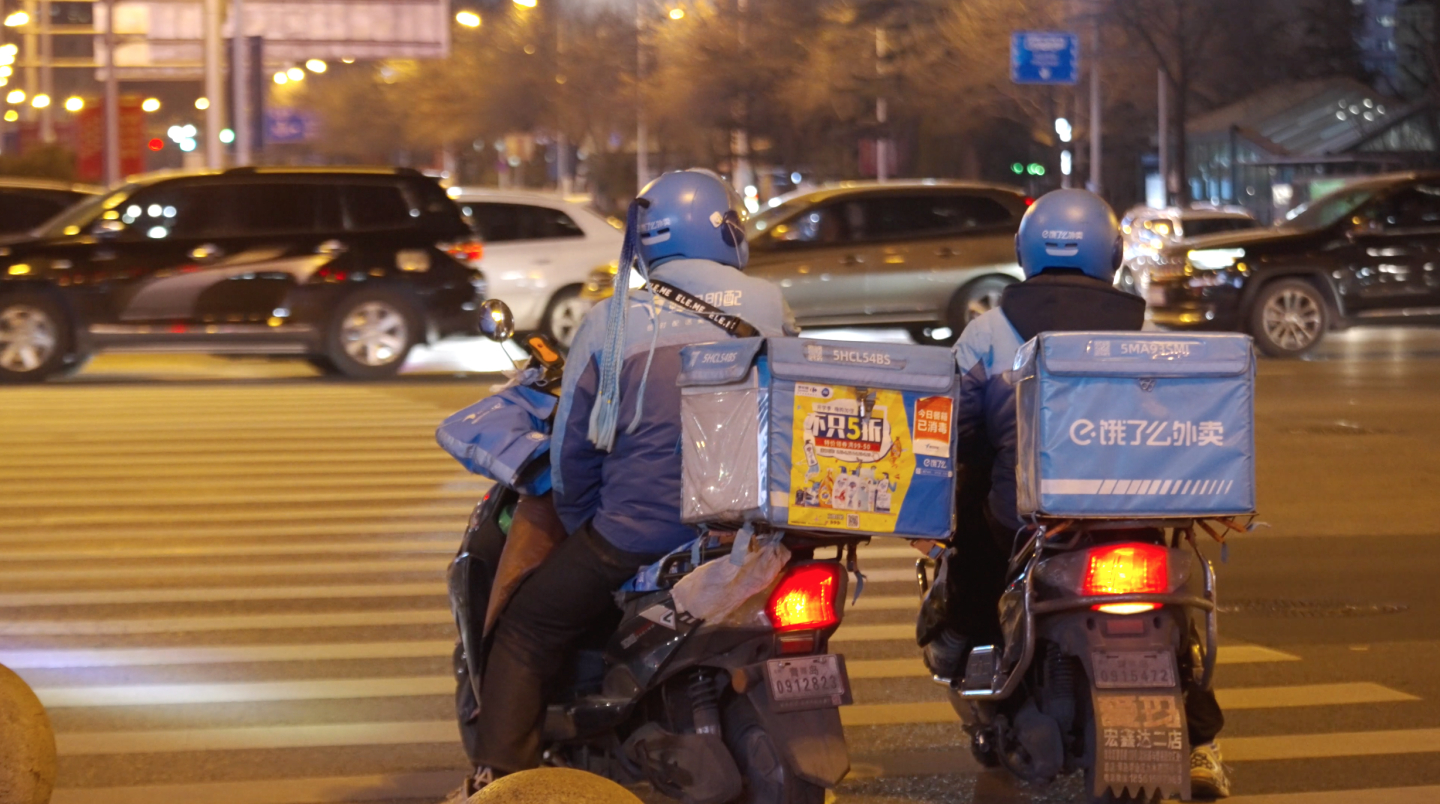 外卖小哥夜晚奔跑在城市街头