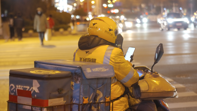 外卖小哥夜晚奔跑在城市街头