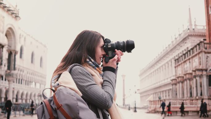 女人带着相机拍摄威尼斯圣马可广场
