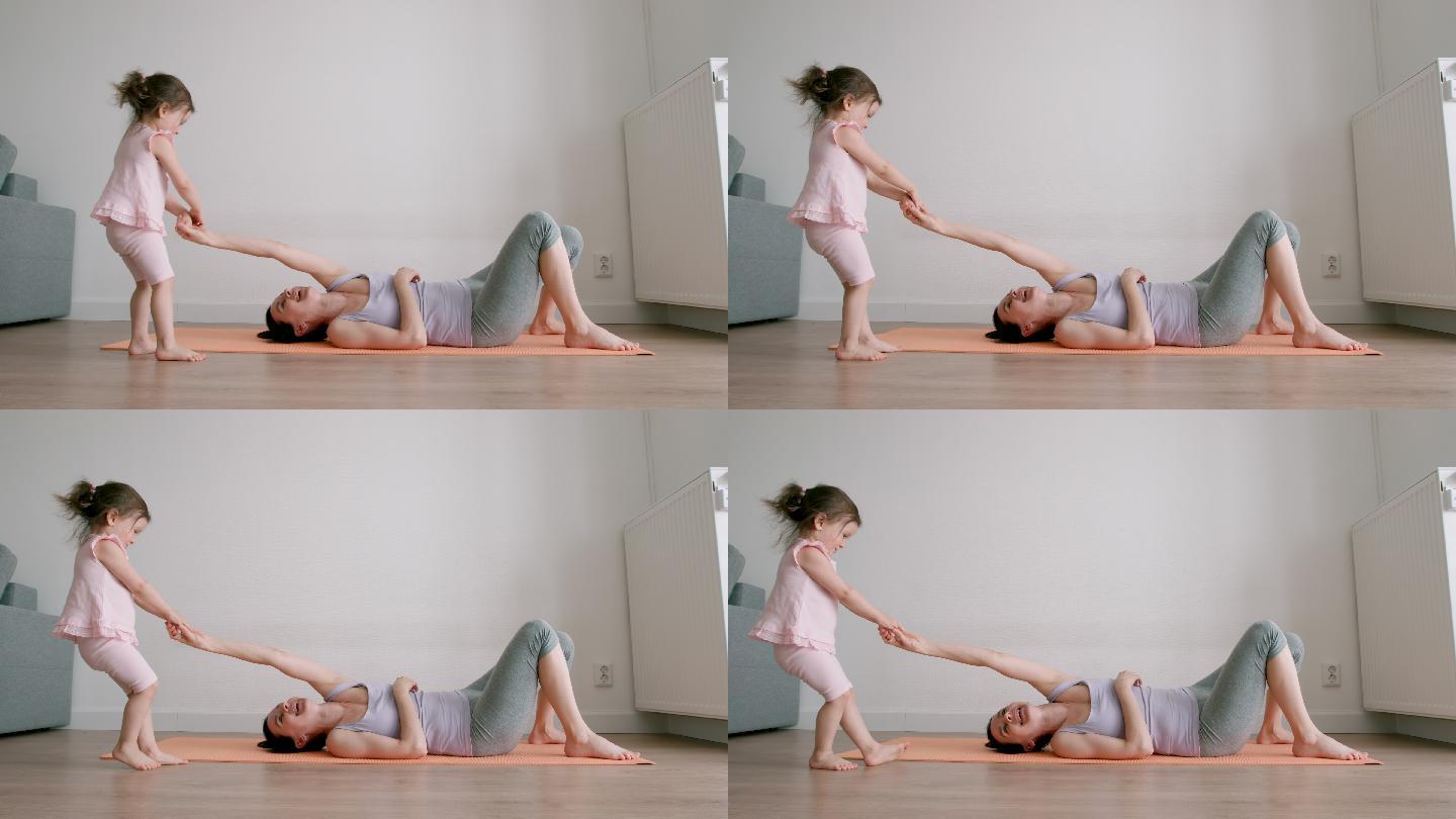 小女婴打扰母亲在家练习瑜伽
