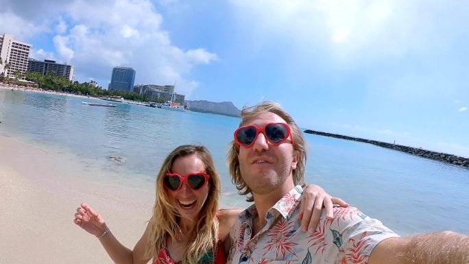 情侣在夏威夷檀香山的怀基基海滩自拍