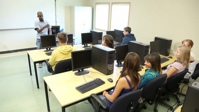 计算机实验室的学生举手