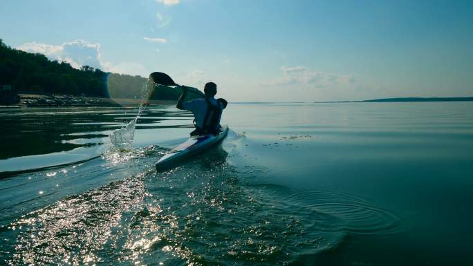 湖面上滑行的船只皮划艇运动练习划船比赛单