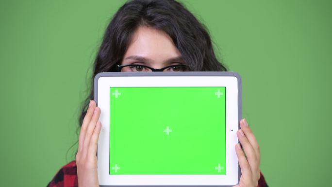 在绿色背景上的女人和平板电脑