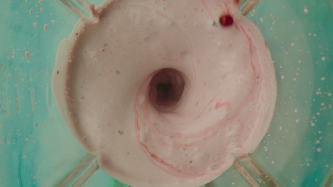 用搅拌器制作酸奶的场景。