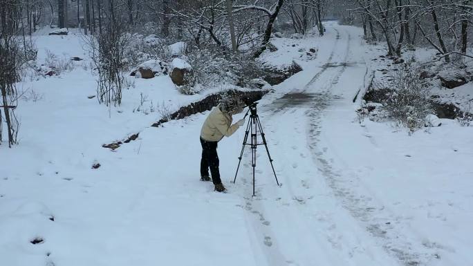 下雪天摄影师工作