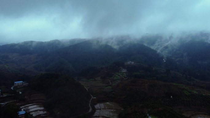 清晨阴暗山脉雨天山峰山脉气候自然山川