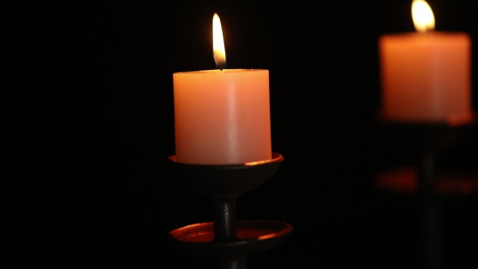 【实拍】点燃的蜡烛黑幕素材