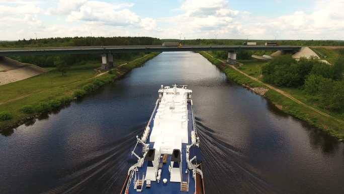 河面上的船只航拍航行环境货船货运物流运输