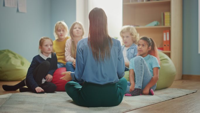 给孩子讲解的女人国外小学小学生外国小孩