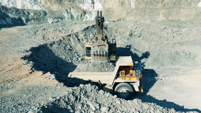采矿机器正在采石场开采铜矿