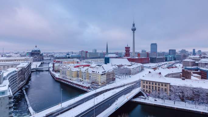 德国柏林电视塔拍摄的柏林多云雪天时间流逝