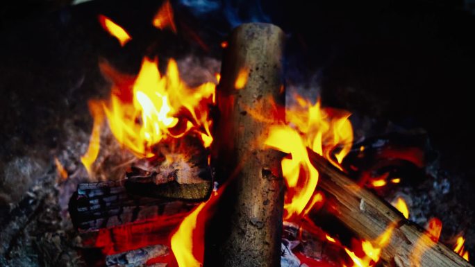 实拍户外露营火柴火取暖火焰燃烧灰烬火光