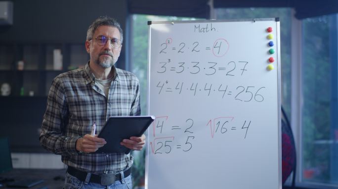 老师对着镜头讲解数学