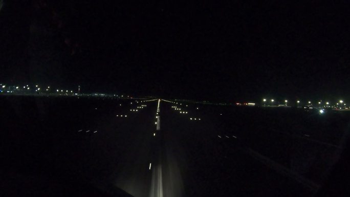 飞机从跑道起飞民航班机夜间起飞机场导引灯