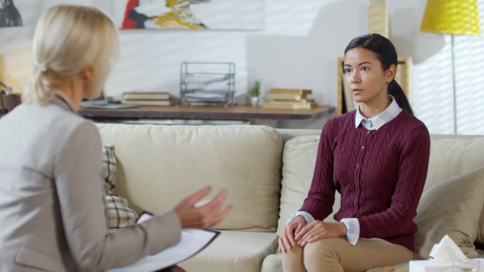 年轻女子与女心理学家交谈