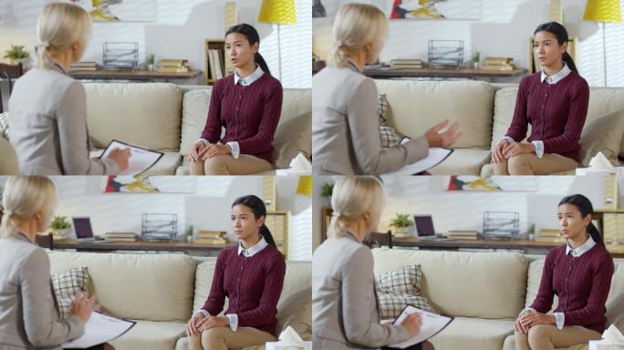 年轻女子与女心理学家交谈
