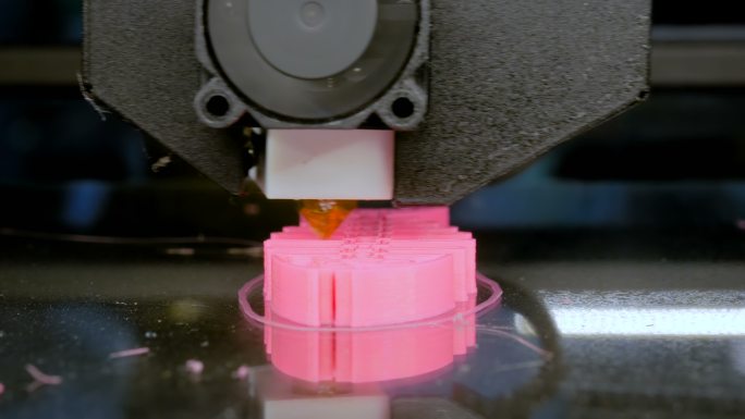 三维3D打印机打印粉色鱼骨架的塑料模型