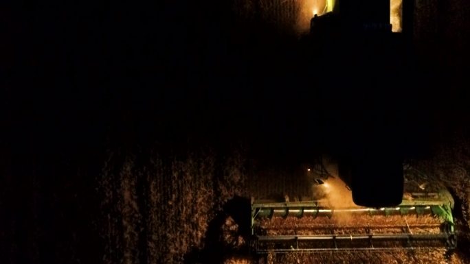 联合收割机在夜间收割小麦