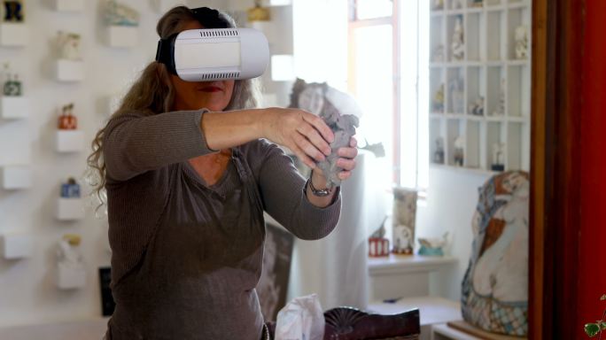 陶工在塑造粘土VR眼镜虚拟制作陶瓷瓷器
