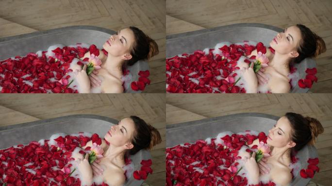 女孩躺在一个浴缸里，手里拿着一朵玫瑰花