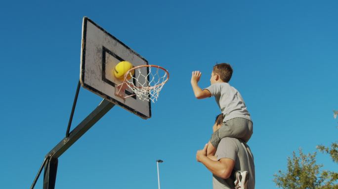 父亲和儿子喜欢打篮球