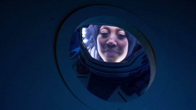 女宇航员在太空船上