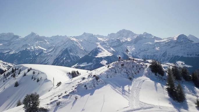 鸟瞰瑞士乌里典型的瑞士山景