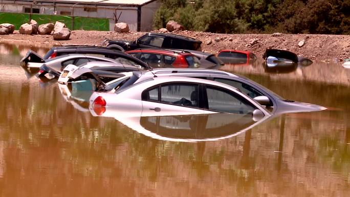 沙漠中的停车道上被洪水淹没的汽车