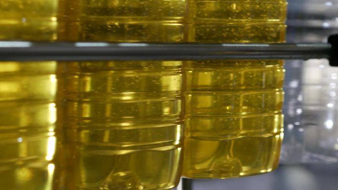葵花油在生产线上移动。