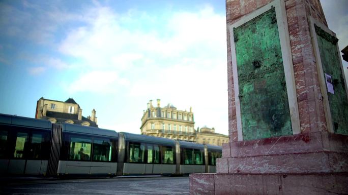 现代无轨电车抵达法国波尔多维多利亚广场