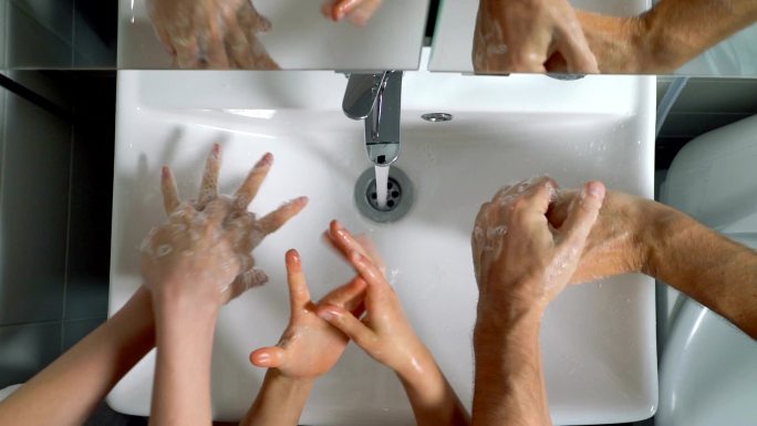 正在洗手的一家人